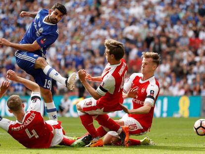 Costa remata ante la defensa del Arsenal durante la final de la FA Cup.