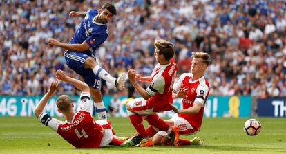 Costa remata ante la defensa del Arsenal durante la final de la FA Cup.