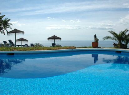 Vistas al Mediterráneo desde la piscina del Cortijo de la Luna, en Granada