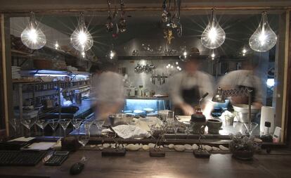 Al frente de la cocina de Aramburu está el chef Gonzalo Aramburu. Carece de menú y para entrar hay que tocar un timbre.