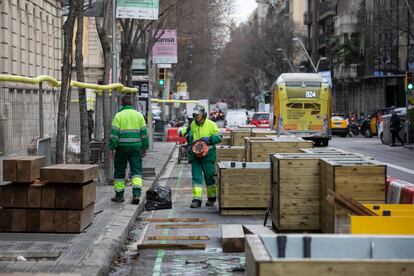 Trabajos para pacificar el entorno escolar del centro Jesuïtes de la calle de Casp, esta semana. La intervención actúa sobre una acera y sus dos chaflanes, convertidos en zonas de estancia a costa del aparcamiento.