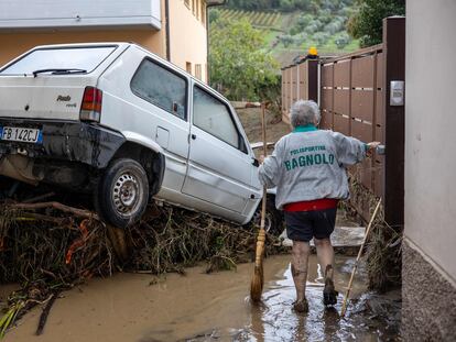 Una mujer camina por Montemurlo, en la provincia de Prato (región de Toscana), tras el paso del temporal 'Ciarán' por Italia.