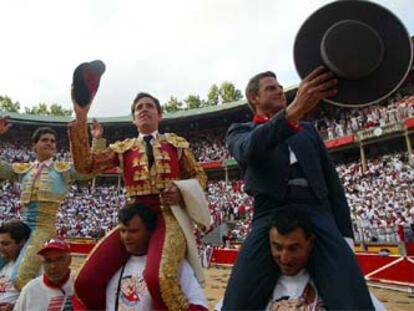 Abellán, Dávila Miura y el mayoral de los <i>jandilla,</i> al finalizar la corrida.