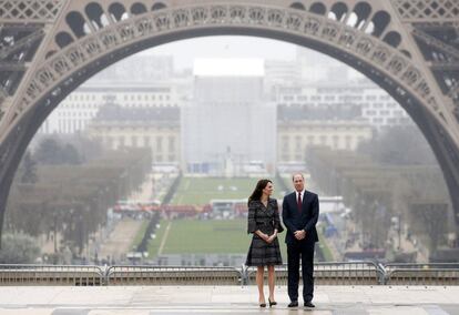 Posado ante los fotógrafos en uno de los lugares más emblemáticos de París.