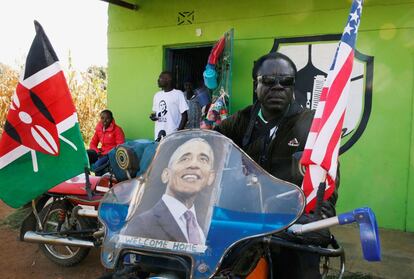 "Kenia, por supuesto, es el hogar ancestral de los Obama. Lo visité por primera vez cuando estaba en la veintena y mis experiencias me influyeron profundamente", señaló el pasado viernes en un mensaje en sus redes sociales. Un residente de la localidad de Nyangoma Kogelo, en Siaya (oeste) espera la visita de Obama.
