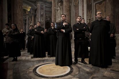 Sacerdotes asisten a la misa 'Pro eligendo Pontifice' en la Basílica de San Pedro.