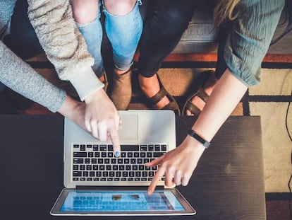 Un grupo de estudiantes comparten una clase 'online'.