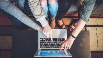 Un grupo de estudiantes comparten una clase 'online'.