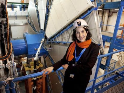 Fabiola Gianotti junto al detector Atlas del acelerador LHC, en el CERN.