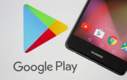 Smartphone de Huawei y logo de Google Play.