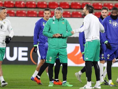 Setién, en el entrenamiento del Betis en Rennes. 