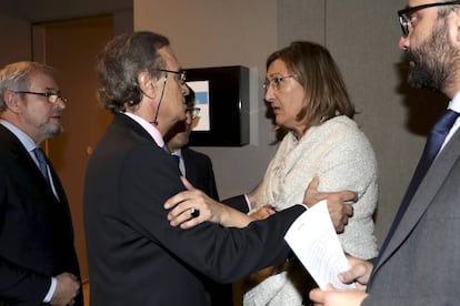 José María Alonso saluda a Sonia Gumpert tras la supuesta agresión.
