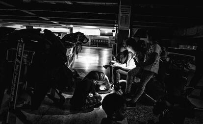 Pasajeros en el aeropuerto de Maiquetía durante el apagón.