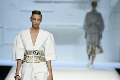 Una modelo luce las creaciones de la firma Devota & Lomba, durante la segunda jornada de la pasarela Fashion Week Madrid, este viernes en el recinto ferial IFEMA de la capital.