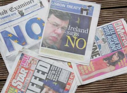 Portadas  de los diarios irlandeses de ayer, con el triunfo del <i>no.</i>