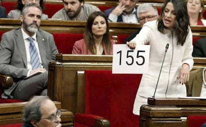 Arrimadas enseña un cartel con el 155 al 'president' Torra en el Parlament.
