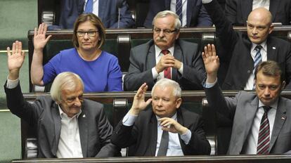 El ex primer ministro Jaroslaw Kaczynski (en el centro) en el Parlamento, este jueves.