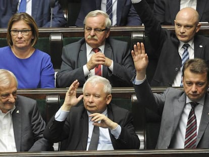 El ex primer ministro Jaroslaw Kaczynski (en el centro) en el Parlamento, este jueves.