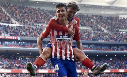 Rodrigo y Griezmann celebran un gol del primero ante el Athletic de Bilbao.