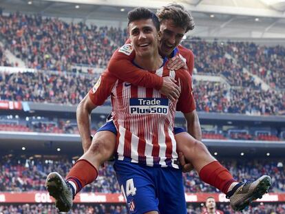 Rodrigo y Griezmann celebran un gol del primero ante el Athletic de Bilbao.