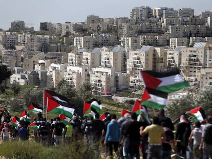 Marcha de protesta palestina ante el asentamiento de Modiin Illit, en Cisjordania, el 27 de febrero de 2015.