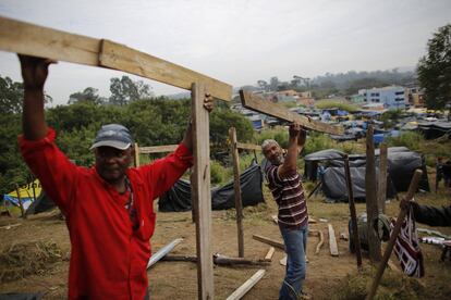 São Paulo, a maior cidade do Brasil, tem cerca de 90 áreas ocupadas de maneira ilegal por famílias "sem teto", entre as que se encontra um terreno situado nas proximidades da Arena Corinthians, informa a Secretaria Municipal de Habitação. Na imagem, membros do Movimento dos Trabalhadores Sem Teto constroem uma favela no distrito de Itaquera perto da abertura estádio da Copa do Mundo em São Paulo, 7 de maio de 2014.