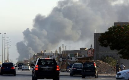 Uma coluna de fumaça em Trípoli, na quinta-feira.