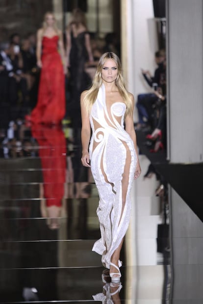 La marca italiana Atelier Versace, dirigida por Donatella Versace, fue la encargada de inaugurar la Semana de la moda en París. La firma italiana presentó el domingo su colección primavera-verano 2015. La diseñadora aseguró que con esta colección ha intentado hacer "algo muy gráfico" y "mucho más femenino" que en otras ocasiones.