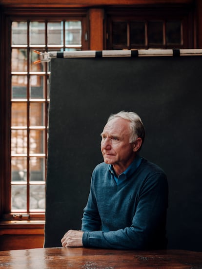 Dan Brown posa en su casa de New Hampshire (EE UU).