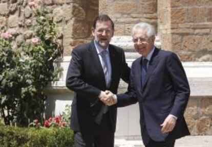 El presidente del Gobierno español, Mariano Rajoy , con el primer ministro italiano, Mario Monti, en junio pasado en Roma. EFE/Archivo