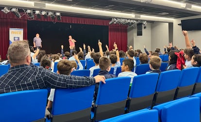 Los alumnos del CEIP Puerto Rico (Madrid) participan en un taller de cine en el Centro Juvenil Pipo Velasco, de Madrid, después de visionar una selección de cortometrajes en el marco de MICE Madrid 2025.