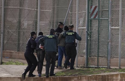 Imagen de la expulsión del menor que denunció a España ante la ONU.