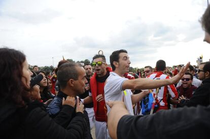 Pasadas las 9.00 de la mañana, una decena de activistas contrarios al Toro de la Vega ha cruzado insultos con aficionados y vecinos del pueblo que estaban a la salida del puente, cogiendo sitio y esperando para ver el festejo.