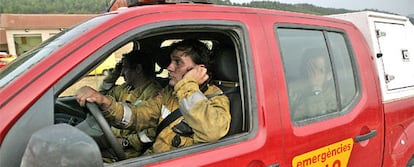 Alguno de los bomberos que trabajan en la extinción del fuego en Horta de Sant Joan