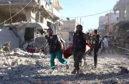 Evacuaci&oacute;n de un herido en los bombardeos de la zona rebelde de Alepo.