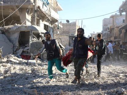 Evacuación de un herido en los bombardeos de la zona rebelde de Alepo.