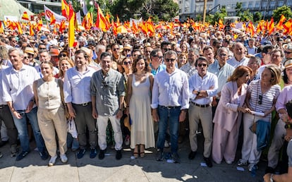 Feijóo y Ayuso (en el centro), rodeada de algunos barones del PP, en la concentración convocada por el PP en la Plaza de España de Madrid, este domingo.
