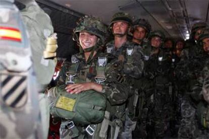 La caballero legionario paracaidista Laura Carretero Pagán, minutos antes de un lanzamiento desde un T-19 en la base de Torrejón de Ardoz (Madrid).