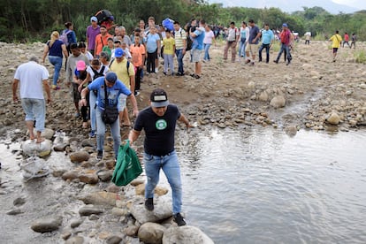 Migrantes venezolanos cruzan la frontera entre Venezuela y Colombia por el paso Manguitos, en Cúcuta, en 2019.