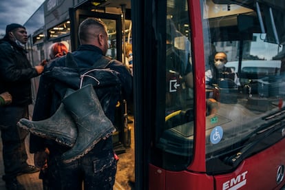 Autobús de la línea 27, que conecta la pedanía de La Torre, afectado por las inundaciones, con el centro de Valencia.