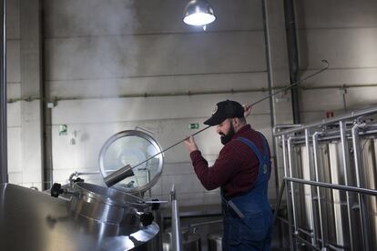 Una vez ha pasado por la fase de maceración, se procede a la separación del grano y del mosto cervecero y empieza la cocción.