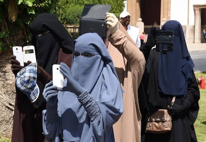 Mulheres trajando o niqab em Rabat (Marrocos), em maio de 2014.