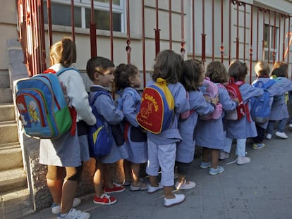 Entrada a clase en un colegio de Madrid, en una imagen de archivo.