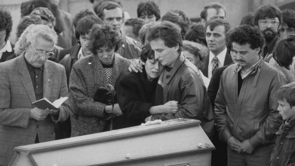 Los padres de Grégory Villemin, junto al féretro del niño el 20 de octubre de 1984, en Lepanges-sur-Vologne. (Getty)