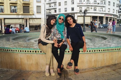 Tres j&oacute;venes estudiantes posan sentadas en la fuente que corona la c&eacute;ntrica avenida Mohamed V de Rabat. Aunque la ley establece los 18 a&ntilde;os como edad m&iacute;nima para contraer matrimonio, es habitual que los jueces de familia casen a menores.