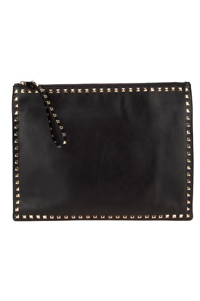 Clutch negro con tachuelas de Valentino Garavani (920 euros).