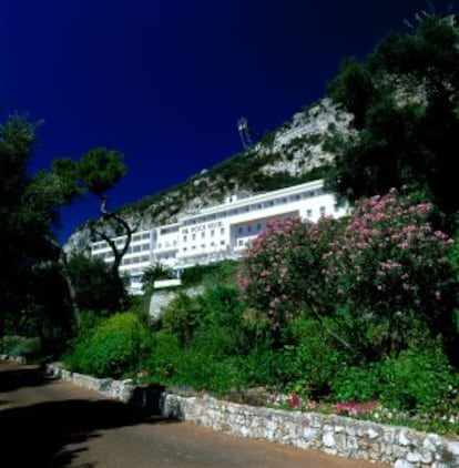 Fachada del hotel con el Peñón detrás.