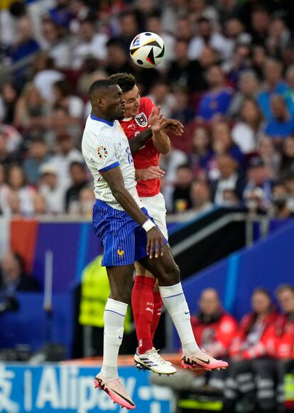 Lucha aérea por el balón entre Marcus Thuram y Maximilian Wober.