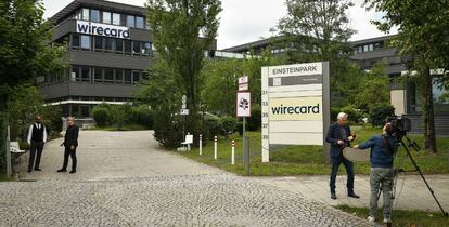 Periodistas y guardias de seguridad ante la sede de Wirecard en Ascheim, cerca de Múnich. EFE/EPA/PHILIPP GUELLAND