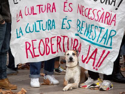 Protesta ante la sede del Departamento de Cultura de la Generalitat de técnicos y músicos de la cultura afectados por el cierre desde el día 29 de octubre.